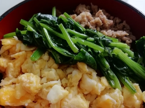 フライパンで✧三色丼（鶏・卵・ほうれん草）